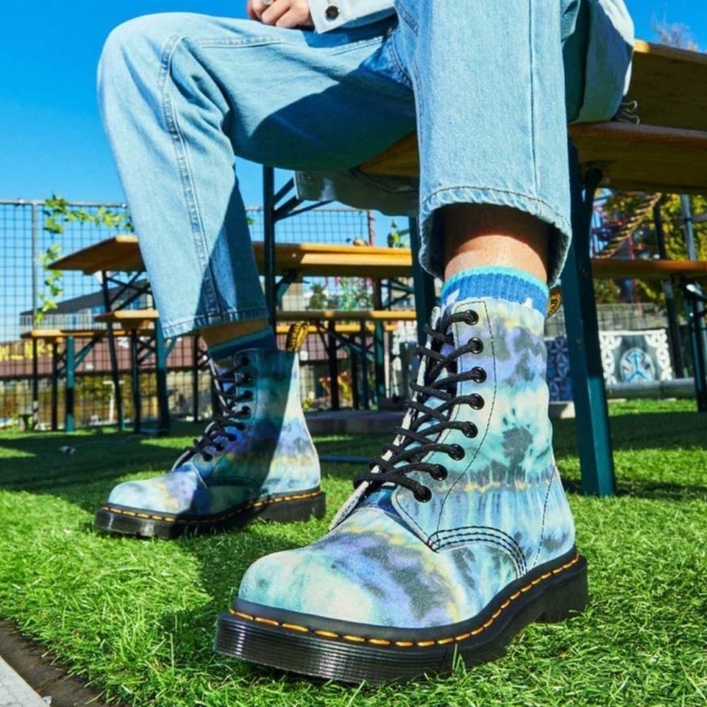 Dr. Martens 1460 Pascal Leather Lace Up Boot in Blue suede Size 6